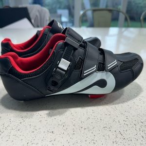 Peloton cycling shoes (women’s 10)